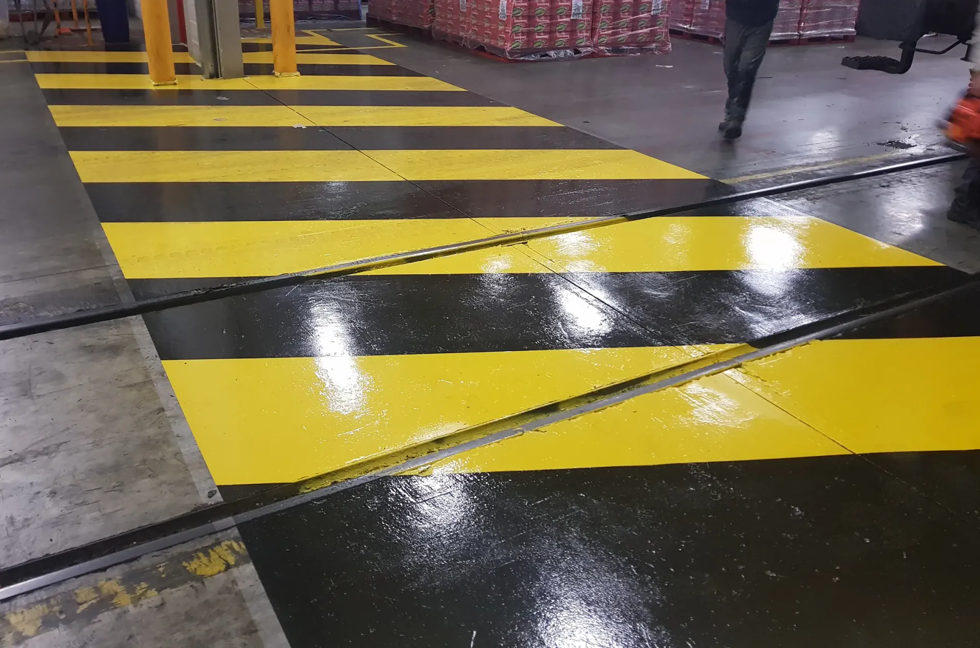 Marquage Au Sol Passage Pieton Entrepot Jaune Noir